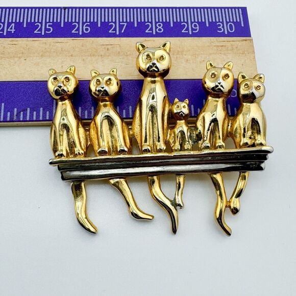 Vintage 6 Sitting Cats Shelf Fence Brooch Retro Statement Grandma Cottage Gift - Picture 6 of 7